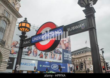 Londres, Royaume-Uni. Feb 21, 2017. Panneaux de publicité Temperary échafaudage couverture tandis que les travaux se poursuivent sur la nouvelle lumières de Piccadilly. Credit : claire doherty/Alamy Live News Banque D'Images