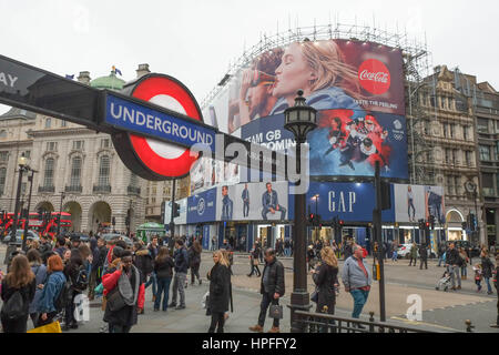 Londres, Royaume-Uni. Feb 21, 2017. Panneaux de publicité Temperary échafaudage couverture tandis que les travaux se poursuivent sur la nouvelle lumières de Piccadilly. Credit : claire doherty/Alamy Live News Banque D'Images