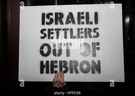 Londres, Royaume-Uni. 21 Février, 2017. Des militants d'Action Palestine Londres protester devant les bureaux de Goldman Sachs à Fleet Street contre les dons faits par l'entreprise de la Caisse d'Hébron, un organisme de bienfaisance américain dédié à la financement des colonies israéliennes à Hébron, la plus grande ville palestinienne en Cisjordanie occupée. Villes d'Israël sur le territoire palestinien occupé sont illégales en vertu du droit international et sont considérés comme un obstacle majeur à la réalisation d'une paix durable entre Israël et la Palestine. Credit : Mark Kerrison/Alamy Live News Banque D'Images