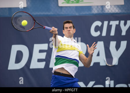Delray Beach, FL, USA. Feb 21, 2017. DELRAY Beach, FL- 21 février : Guillermo Garcia Lopez (ESP) en action ici, va à l'encontre de Dustin Brown(GER) 6363 2017 à l'ATP de Delray Beach ouvrir un événement 250 dans tenue à Delray Beach, en Floride. Crédit : Andrew Patron/Zuma Wire Crédit : Andrew Patron/ZUMA/Alamy Fil Live News Banque D'Images