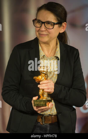 Budapest, Hongrie. Feb 21, 2017. Ildiko Enyedi directeur hongrois du film 'Le corps et âme' assiste à une conférence de presse à Budapest, Hongrie, le 21 février 2017. 'Film hongrois sur le corps et l'âme" a remporté l'Ours d'or du Meilleur Film Award au 67ème Festival International du Film de Berlin le 18 février. Credit : Attila Volgyi/Xinhua/Alamy Live News Banque D'Images