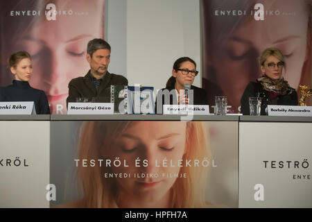 Budapest, Hongrie. Feb 21, 2017. Ildiko Enyedi directeur hongrois (2R) du film 'Le corps et âme' assiste à une conférence de presse à Budapest, Hongrie, le 21 février 2017. 'Film hongrois sur le corps et l'âme" a remporté l'Ours d'or du Meilleur Film Award au 67ème Festival International du Film de Berlin le 18 février. Credit : Attila Volgyi/Xinhua/Alamy Live News Banque D'Images