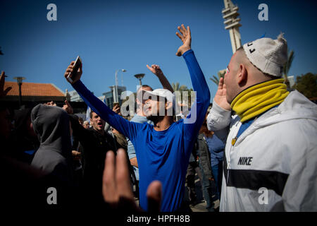 Tel Aviv, Israël. Feb 21, 2017. Les partisans de l'Elor Azaria protestation devant d'un tribunal militaire à Tel Aviv, Israël, le 21 février 2017. Un tribunal militaire israélien a condamné mardi le Sgt. Azaria Elor à 18 mois de prison après avoir été reconnu coupable d'homicide involontaire pour la mort de tir assaillant Palestinien blessé Abdel al-Fattah Yusri al-Sharif en mars dernier. Source : Xinhua/JINI/Alamy Live News Banque D'Images