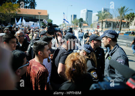 Tel Aviv, Israël. Feb 21, 2017. Les partisans de l'Elor Azaria protestation devant d'un tribunal militaire à Tel Aviv, Israël, le 21 février 2017. Un tribunal militaire israélien a condamné mardi le Sgt. Azaria Elor à 18 mois de prison après avoir été reconnu coupable d'homicide involontaire pour la mort de tir assaillant Palestinien blessé Abdel al-Fattah Yusri al-Sharif en mars dernier. Source : Xinhua/JINI/Alamy Live News Banque D'Images