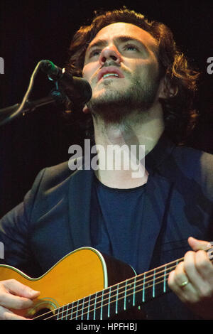 Londres, Royaume-Uni. 21 Février, 2017. Jack Savoretti live sur scène à l'Hoxton Hall de Londres dans le cadre de la série de Warchild britanniques de collecte de fonds de bienfaisance des concerts. Date de la photo : le mardi 21 février, 2017. Credit : Roger Garfield/Alamy Live News Banque D'Images