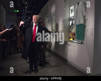Washington, District de Columbia, États-Unis. 21 février 2017. Le président des États-Unis Donald Trump s’adresse aux médias alors qu’il visite l’exposition Ben Carson alors qu’ils visitent le musée national Smithsonian d’histoire et de culture afro-américaine à Washington, DC, le 21 février 2017. Crédit photo : Kevin Dietsch/CNP/AdMedia crédit : Kevin Dietsch/AdMedia/Alamy Live News Banque D'Images