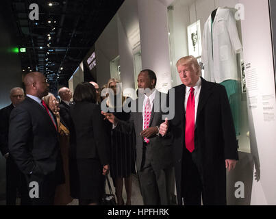 Washington, District de Columbia, États-Unis. 21 février 2017. Le président des États-Unis Donald Trump, accompagné du Dr Ben Carson Ivanka Trump et du sénateur Tom Scott, R-SC, visitent l’exposition Ben Carson lors de leur visite du Musée national Smithsonian d’histoire et de culture afro-américaine à Washington, DC, le 21 février 2017. Crédit photo : Kevin Dietsch/CNP/AdMedia crédit : Kevin Dietsch/AdMedia/Alamy Live News Banque D'Images