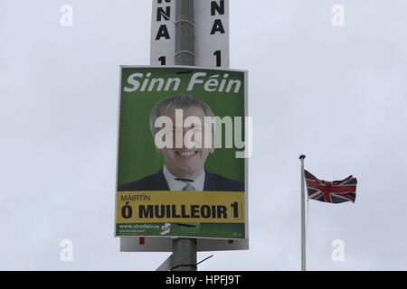 Belfast, Irlande du Nord. Feb 21, 2017. Une journée grise dans le sud de Belfast avec des affiches électorales en couleur. Avec seulement neuf jours avant l'Assemblée d'Irlande du Nord elections 2017 Les affiches sont en place. Crédit : David Hunter/Alamy Live News Banque D'Images