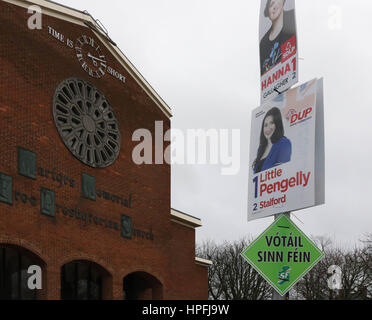 Belfast, Irlande du Nord. Feb 21, 2017. Une journée grise dans le sud de Belfast avec des affiches électorales en couleur. Avec seulement neuf jours avant l'Assemblée d'Irlande du Nord elections 2017 "Le temps est court" comme la devise sur la fin de l'ancienne église Ian Paisley Membres. Crédit : David Hunter/Alamy Live News Banque D'Images