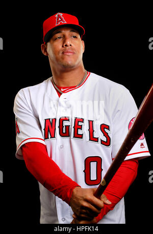 Tempe, AZ, États-Unis d'Amérique. Feb 21, 2017. TEMPE, AZ - fév. 21, 2017 - Los Angeles Angels of Anaheim joueur Yunel Escobar. Credit : K.C. Alfred/San Diego Union-Tribune/ZUMA/Alamy Fil Live News Banque D'Images