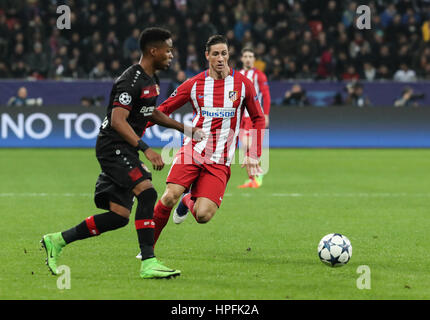 (170222) -- LEVERKUSEN, le 22 février 2017 -- l'Atletico Madrid de Fernando Torres (R) rivalise avec Leverkusen's Wendell pendant le premier match de jambe ronde de 16 de Ligue Européenne des Champions entre Bayer 04 Leverkusen et de l'Atlético Madrid en Leverkusen, Allemagne, le 21 février 2017. Leverkusen a perdu 2-4. (Xinhua/Yuqi Shan) Banque D'Images