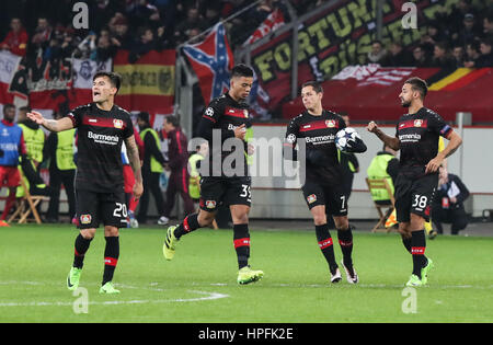 (170222) -- LEVERKUSEN, le 22 février 2017 -- les joueurs de Leverkusen célébrer un but au cours de la première étape de la ronde de 16 match de Ligue Européenne des Champions entre Bayer 04 Leverkusen et de l'Atlético Madrid en Leverkusen, Allemagne, le 21 février 2017. Leverkusen a perdu 2-4. (Xinhua/Yuqi Shan) Banque D'Images