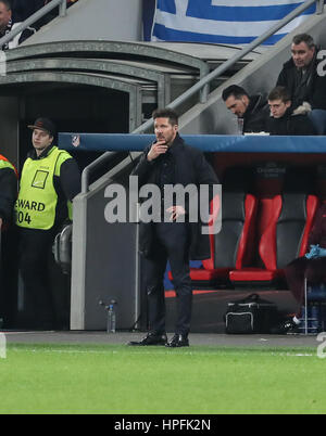 (170222) -- LEVERKUSEN, le 22 février 2017 -- l'entraîneur de l'Atletico Madrid Diego Simeone regarde pendant le match aller match de ronde de 16 de Ligue Européenne des Champions entre Bayer 04 Leverkusen et de l'Atlético Madrid en Leverkusen, Allemagne, le 21 février 2017. Leverkusen a perdu 2-4. (Xinhua/Yuqi Shan) Banque D'Images