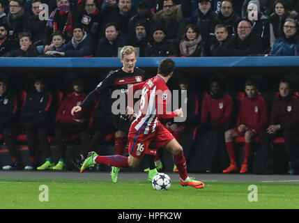 (170222) -- LEVERKUSEN, le 22 février 2017 -- Leverkusen's Julian Brandt (L) brise la défense de l'Atletico Madrid's Sime Vrsaljko pendant le premier match aller des huitièmes de finale de la Ligue européenne des Champions entre Bayer 04 Leverkusen et de l'Atlético Madrid en Leverkusen, Allemagne, le 21 février 2017. Leverkusen a perdu 2-4. (Xinhua/Yuqi Shan) Banque D'Images