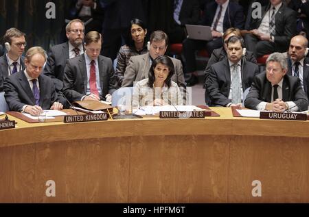 Organisation des Nations Unies, New York, USA. Feb 21, 2017. L'Ambassadeur des États-Unis, Nikki Haley a rendu hommage à Vitaly I. Churkin, Représentant permanent de la Fédération de Russie à l'ONU, qui est décédé le 20 février aujourd'hui au siège des Nations Unies à New York. Photo : Luiz Rampelotto/EuropaNewswire | Conditions de crédit dans le monde entier : dpa photo alliance/Alamy Live News Banque D'Images