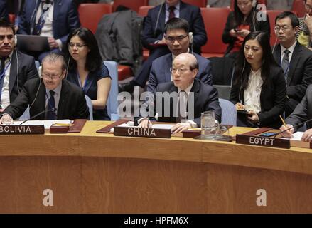 Organisation des Nations Unies, New York, USA. Feb 21, 2017. L'Ambassadeur des États-Unis, Nikki Haley a rendu hommage à Vitaly I. Churkin, Représentant permanent de la Fédération de Russie à l'ONU, qui est décédé le 20 février aujourd'hui au siège des Nations Unies à New York. Photo : Luiz Rampelotto/EuropaNewswire | Conditions de crédit dans le monde entier : dpa photo alliance/Alamy Live News Banque D'Images