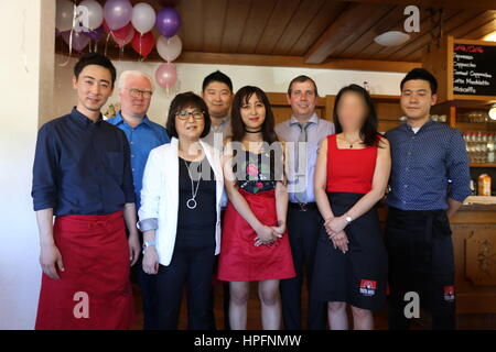 Choi Soon-SIL (l), sa fille Chung Yoo-ra (milieu, jupe rouge) et chrétienne (Kamplade Manager Widec Sports GmbH) le 23 juin 2016 à l'ouverture de la dans Schmitten-Arnoldshain Taunushotel WIDEC (Allemagne). Autre personne non identifiée. Dans le monde d'utilisation | Banque D'Images