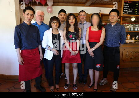 Choi Soon-SIL (l), sa fille Chung Yoo-ra (milieu, jupe rouge) et chrétienne (Kamplade Manager Widec Sports GmbH) le 23 juin 2016 à l'ouverture de la dans Schmitten-Arnoldshain Taunushotel WIDEC (Allemagne). Autre personne non identifiée. Dans le monde d'utilisation | Banque D'Images