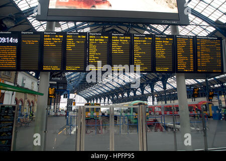 Brighton, UK. Feb 22, 2017. Conducteurs de l'équipe de grève à services sud à Brighton Rail Station. Ici, c'est le panneau de message indiquant les trains disponible avec les moteurs à l'arrêt sur les plates-formes le mercredi 22 février 2017 Crédit : David Smith/Alamy Live News Banque D'Images