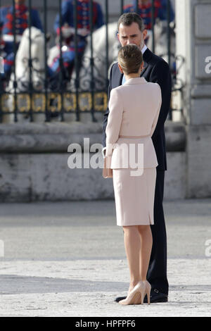 Madrid, Espagne. Feb 22, 2017. Roi d'Espagne Felipe VI et La Reine Letizia lors d'une cérémonie de bienvenue du président de l'ARGENTINE Mauricio Macri et épouse Juliana Awada à l'occasion de sa visite officielle en Espagne dans la région de Real, Madrid, le mercredi 22 février, 2017 : Crédit Gtres más información en ligne Comuniación,S.L./Alamy Live News Banque D'Images