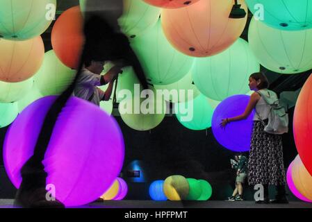 Taipei, Taiwan. Feb 22, 2017. Personnes visitent 'Dance ! Art Exhibition' par équipe japonaise Lab à Huashan 1914 Creative Park à Taipei, , 22 février 2017. Credit : Ou Dongqu/Xinhua/Alamy Live News Banque D'Images