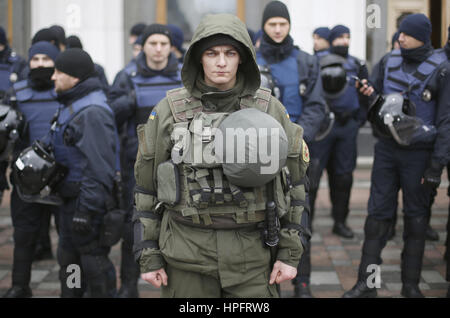 Kiev, Ukraine. Feb 22, 2017. Les agents de police sont vus devant le Parlement ukrainien lors d'une ''Marche de la dignité nationale'' à Kiev, Ukraine, février. 22, 2017. Crédit : Michel Stepanov/ZUMA/Alamy Fil Live News Banque D'Images