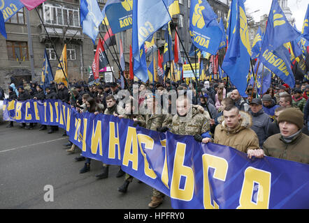 Kiev, Ukraine. Feb 22, 2017. Les membres des groupes nationalistes de droite ''Privé'', ''liberté'' et ''National'' corps prendre part à ''Marche de la dignité nationale'' pour marquer le troisième anniversaire de la Maidan manifestations devant le Parlement ukrainien à Kiev, Ukraine, février. 22, 2017. Crédit : Michel Stepanov/ZUMA/Alamy Fil Live News Banque D'Images