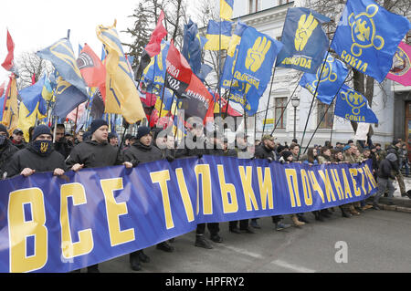 Kiev, Ukraine. Feb 22, 2017. Les membres des groupes nationalistes de droite ''Privé'', ''liberté'' et ''National'' corps prendre part à ''Marche de la dignité nationale'' pour marquer le troisième anniversaire de la Maidan manifestations devant le Parlement ukrainien à Kiev, Ukraine, février. 22, 2017. Crédit : Michel Stepanov/ZUMA/Alamy Fil Live News Banque D'Images