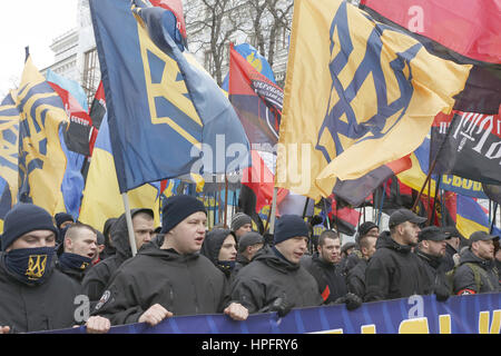 Kiev, Ukraine. Feb 22, 2017. Les membres des groupes nationalistes de droite ''Privé'', ''liberté'' et ''National'' corps prendre part à ''Marche de la dignité nationale'' pour marquer le troisième anniversaire de la Maidan manifestations devant le Parlement ukrainien à Kiev, Ukraine, février. 22, 2017. Crédit : Michel Stepanov/ZUMA/Alamy Fil Live News Banque D'Images