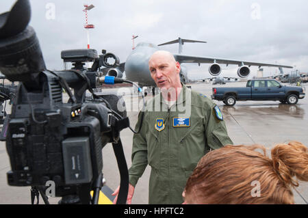 Ramstein-Miesenbach, Allemagne. Feb 22, 2017. Le vice-commandant de l'US Air Forces en Europe et l'Afrique, Timothy Zadalis, parle à la base aérienne de Ramstein-Miesenbach, Allemagne, 22 février 2017. Les premiers hélicoptères de combat Apache AH-64 est arrivé pour l'opération américaine 'Résoudre' Atlantique mercredi, à Ramstein. Ils sont originaires de Fort Bliss au Texas et ont été transportés à partir de El Paso à Ramstein. Photo : Martin Goldhahn/view/dpa/Alamy Live News Banque D'Images