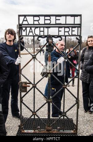 Dachau, Bayern, Allemagne. Feb 22, 2017. Plus de deux ans après le vol de l'gates à Dachau que lire 'Arbeit macht frei'', ils ont été renvoyés par la Norvège à la Bavière et le site sur lequel ils ont été volés. Le 100kg porte a été renvoyé en décembre, après qu'il a subi un processus de restauration. La date du vol était le 4 novembre 2014. Parmi les intervenants était Jean-Michel Thomas du Comité international de Dachau. Dachau est le premier camp de concentration permanent, en Allemagne et a servi de modèle pour d'autres. Credit : ZUMA Press, Inc./Alamy Live News Banque D'Images