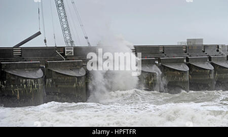 Brighton UK 22 février 2017 - Les vagues déferlent sur le bras ouest de la marina de Brighton par vent fort aujourd'hui que Storm Doris se dirige vers la Grande-Bretagne au cours des prochains jours . Photographie prise par Simon Dack Banque D'Images