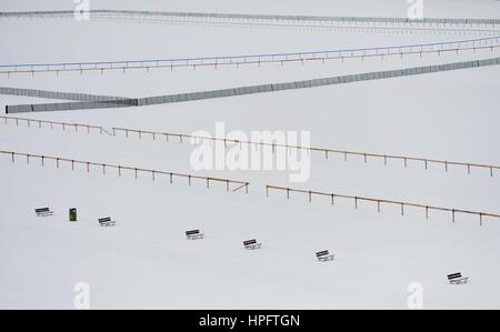 Vue sur lac gelé de la célèbre ville St Moritz, Suisse, St Moritz, 15. Février 2017. Photo : Frank May | conditions dans le monde entier Banque D'Images