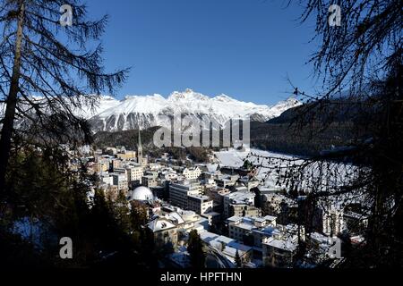 Vue sur la célèbre ville St Moritz, Suisse, St Moritz, 15. Février 2017. Photo : Frank May | conditions dans le monde entier Banque D'Images