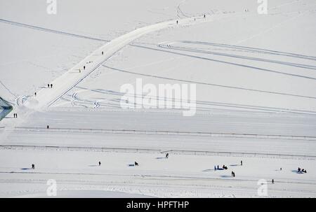 Vue sur lac gelé de la célèbre ville St Moritz, Suisse, St Moritz, 15. Février 2017. Photo : Frank May | conditions dans le monde entier Banque D'Images