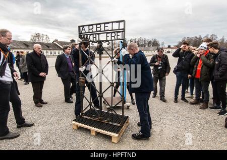 Dachau, Bayern, Allemagne. Feb 22, 2017. Plus de deux ans après le vol de l'gates à Dachau que lire 'Arbeit macht frei'', ils ont été renvoyés par la Norvège à la Bavière et le site sur lequel ils ont été volés. Le 100kg porte a été renvoyé en décembre, après qu'il a subi un processus de restauration. La date du vol était le 4 novembre 2014. Parmi les intervenants était Jean-Michel Thomas du Comité international de Dachau.Dachau fut le premier camp de concentration permanent, en Allemagne et a servi de modèle pour d'autres. Credit : ZUMA Press, Inc./Alamy Live News Banque D'Images