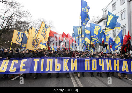 Kiev, Ukraine. Feb 22, 2017. Les nationalistes ukrainiens des militants de partis de droite ''Secteur droit'', ''liberté'' et ''National'' corps assister à ''Marche de la dignité nationale'' à Kiev, Ukraine. La demande des manifestants le gouvernement de l'Ukraine de bloquer le commerce par certains hommes d'affaires de l'Ukraine avec la Russie les séparatistes de la zone de conflit de l'Est de l'Ukraine, moins les prix des tarifs des services publics, et contre la privatisation des entreprises d'état. Crédit : Serg Glovny/ZUMA/Alamy Fil Live News Banque D'Images