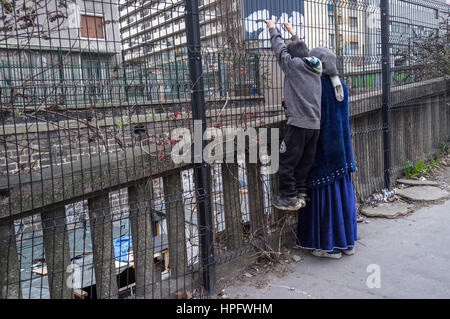 Paris, France. Feb 22, 2017. Incendie dans le camp rom de la Porte de Clignancourt. - 22/02/2017 - France/Ile-de-France (région)/Paris - Un incendie a forcé les Roms du bidonville de la Porte de Clignancourt à l'évacuation. - Julien Mattia/Le Pictorium Crédit : Le Pictorium/Alamy Live News Banque D'Images