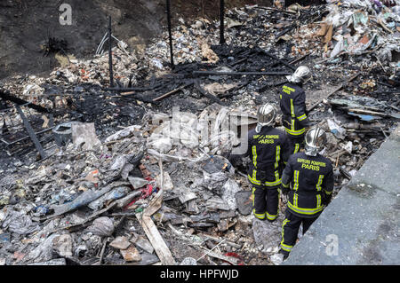 Paris, France. Feb 22, 2017. Incendie dans le camp rom de la Porte de Clignancourt. - 22/02/2017 - France/Ile-de-France (région)/Paris - Un incendie a forcé les Roms du bidonville de la Porte de Clignancourt à l'évacuation. - Julien Mattia/Le Pictorium Crédit : Le Pictorium/Alamy Live News Banque D'Images