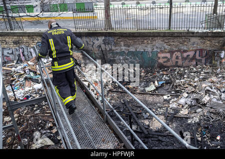 Paris, France. Feb 22, 2017. Incendie dans le camp rom de la Porte de Clignancourt. - 22/02/2017 - France/Ile-de-France (région)/Paris - Un incendie a forcé les Roms du bidonville de la Porte de Clignancourt à l'évacuation. - Julien Mattia/Le Pictorium Crédit : Le Pictorium/Alamy Live News Banque D'Images