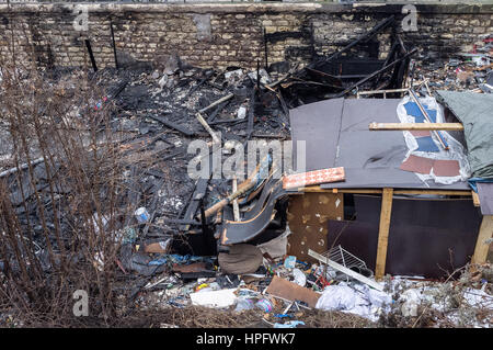 Paris, France. Feb 22, 2017. Incendie dans le camp rom de la Porte de Clignancourt. - 22/02/2017 - France/Ile-de-France (région)/Paris - Un incendie a forcé les Roms du bidonville de la Porte de Clignancourt à l'évacuation. - Julien Mattia/Le Pictorium Crédit : Le Pictorium/Alamy Live News Banque D'Images