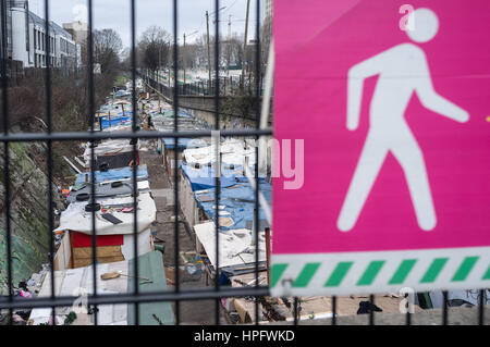 Paris, France. Feb 22, 2017. Incendie dans le camp rom de la Porte de Clignancourt. - 22/02/2017 - France/Ile-de-France (région)/Paris - Un incendie a forcé les Roms du bidonville de la Porte de Clignancourt à l'évacuation. - Julien Mattia/Le Pictorium Crédit : Le Pictorium/Alamy Live News Banque D'Images