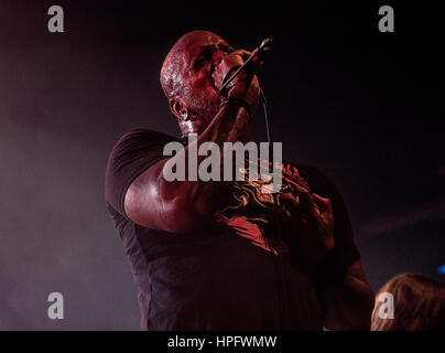 Derrick Green, de l'exécution de Sepultura en Live Music Club à Trezzo sull'Adda February 21st, 2017.Sepultura un death metal brésilien de São Paulo. Formé en 1984 par les frères Max et Igor Cavalera, le groupe a été une force majeure dans le thrash metal et groove metal genres durant la fin des années 1980 et au début des années 90, avec leurs expériences au plus tard l'influence du dessin des groupes metal, la musique du monde, nu metal, punk hardcore et metal industriel. Credit : Alberto Gandolfo/Alamy Live News Banque D'Images