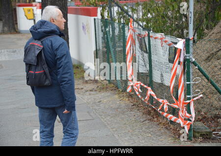 Lankwitz, Berlin, Allemagne. 22 février 2017. Protestation contre la compensation de 200 arbres dans la région de Lankwitz, Berlin, Allemagne. Leonorenpark dans le sénat de Berlin s'appuiera l'hébergement pour les réfugiés. Credit : Markku Rainer Peltonen/Alamy Live News Banque D'Images