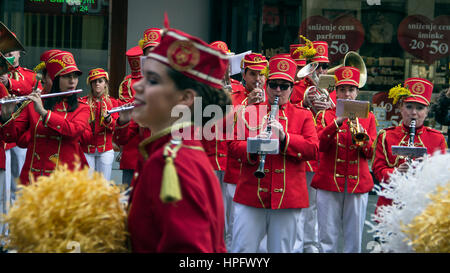 Belgrade, Serbie. Feb 22, 2017. Majorettes et musiciens de Herceg Novi (Monténégro) prendront part au défilé dans le centre-ville dans la rue Knez Mihailova en l'honneur de la fête qui célèbre la floraison du mimosa sur la côte adriatique qui marque la fin de l'hiver et le début de la saison du printemps. Credit : Bratislav Stefanovic/Alamy Live News Banque D'Images