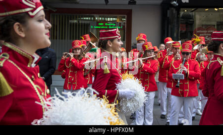 Belgrade, Serbie. Feb 22, 2017. Majorettes et musiciens de Herceg Novi (Monténégro) prendront part au défilé dans le centre-ville dans la rue Knez Mihailova en l'honneur de la fête qui célèbre la floraison du mimosa sur la côte adriatique qui marque la fin de l'hiver et le début de la saison du printemps. Credit : Bratislav Stefanovic/Alamy Live News Banque D'Images