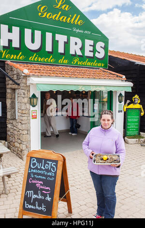 Propriétaire de la boutique de vente d'une ferme ostréicole à huîtres sur le port du Bonhomme à La Guérinière, Île de Noirmoutier, la Vendée, Pays de la Loire, France Banque D'Images