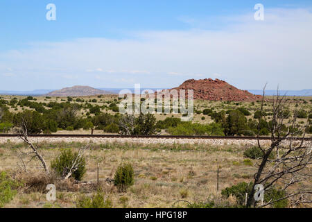 Buttes dans la distance au-delà de la voie ferrée dans le Nouveau Mexique parallèles au côté nord de l'interstate 40/Rte 66 Banque D'Images