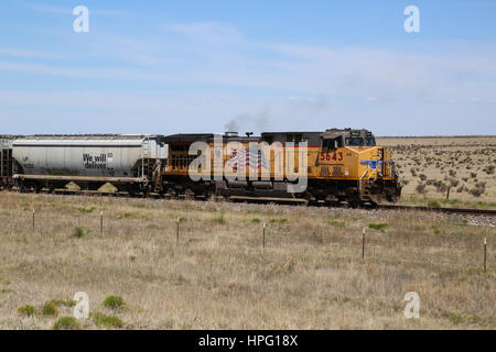 Train de marchandises en parallèle du Nouveau Mexique du côté nord de l'interstate 40/Rte 66 Banque D'Images