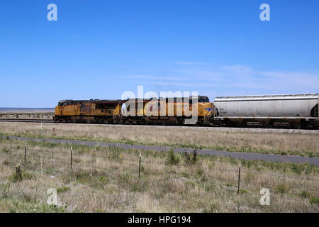 Train de marchandises en parallèle du Nouveau Mexique du côté nord de l'interstate 40/Rte 66 Banque D'Images